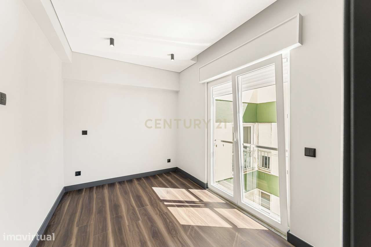 Espaçoso Apartamento T3 Totalmente Renovado em prédio com elevador no-35