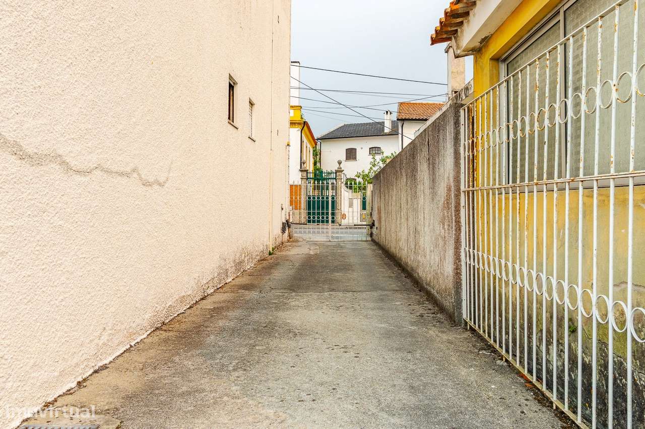 T3 de Excelência com T0 Independente, Garagem Fechada e 3 Lugares de E-45