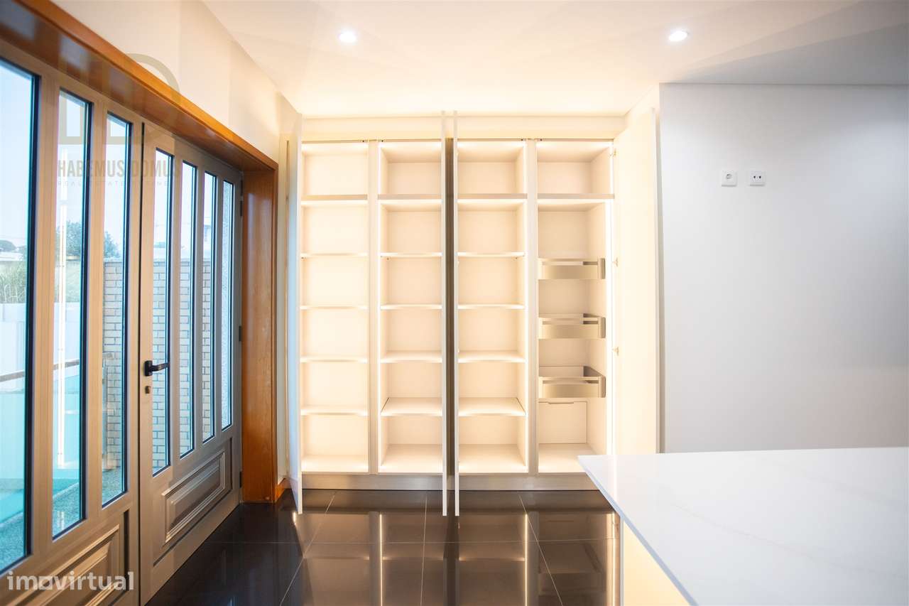 Moradia T3+1 de Luxo com 405m2 , renovada e Independente a 200 Metros-8