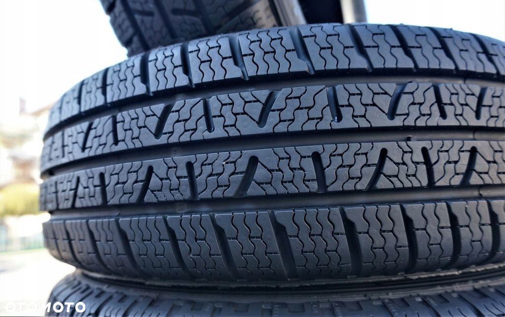 PIRELLI CARRIER WINTER 175/70R14C 95/93T AL5522** - 8