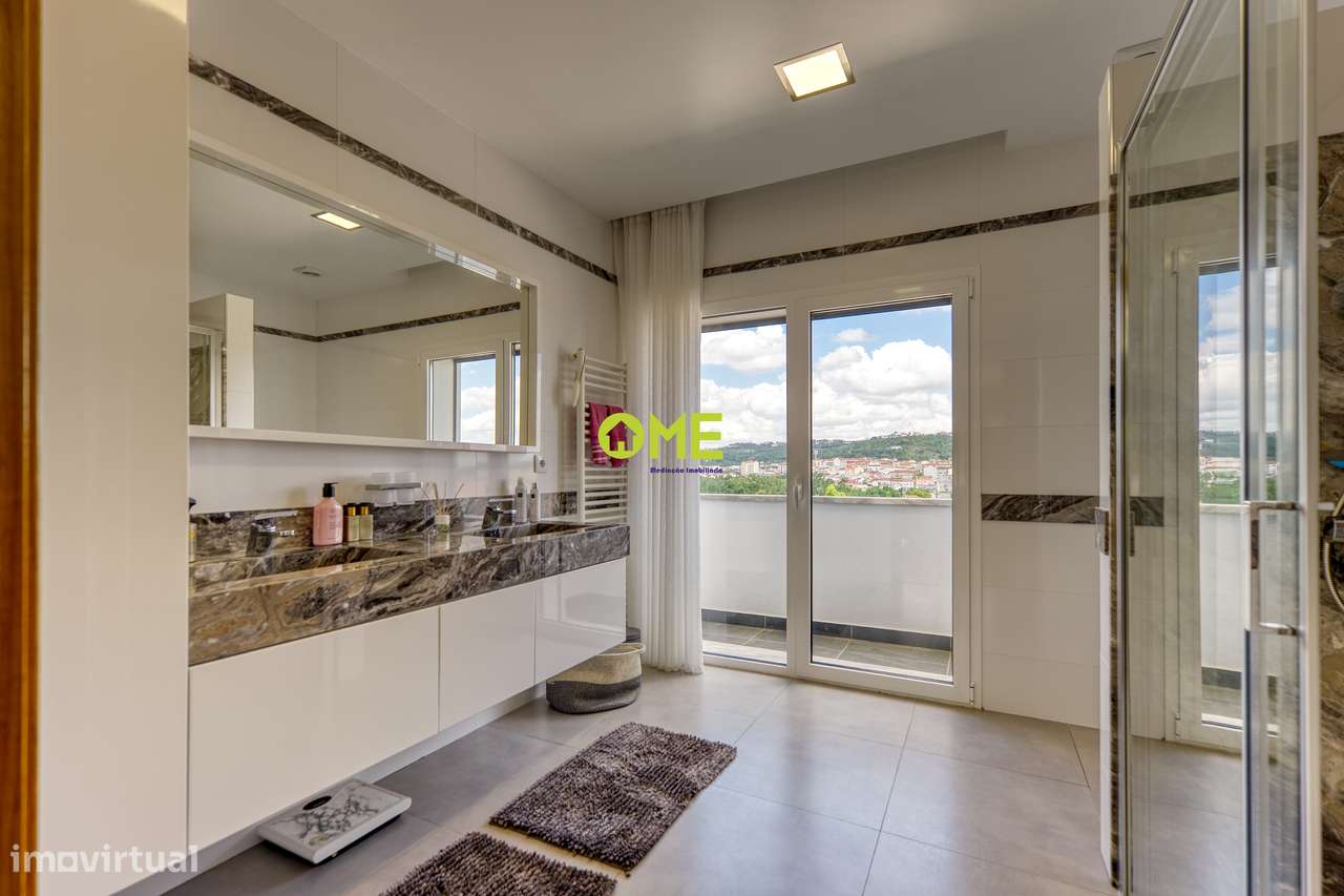 **Moradia T3 em Ourém - Luxo e Modernidade**-18