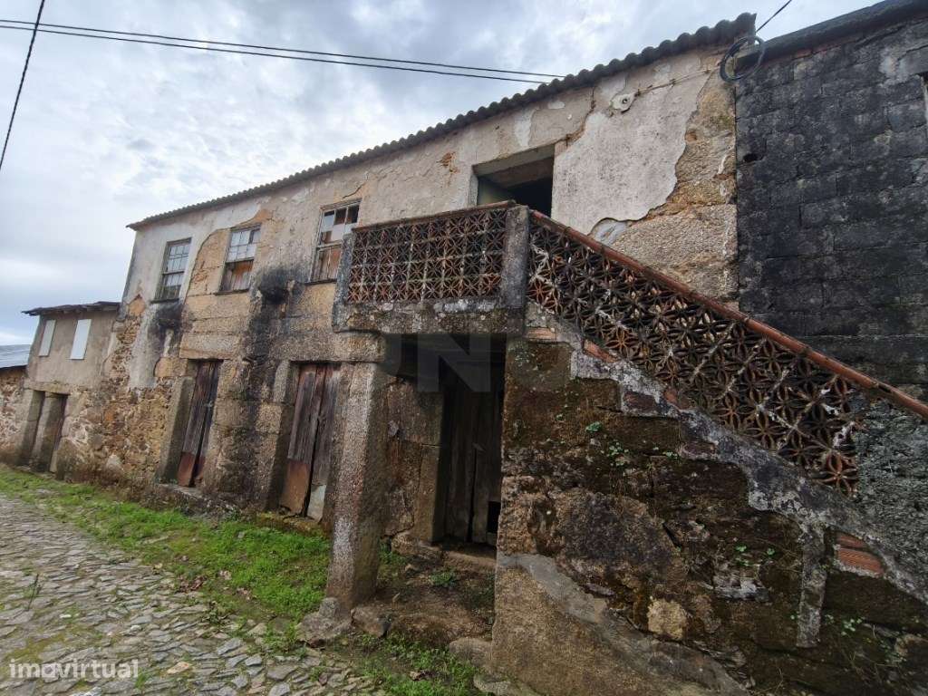 Casa antiga, em pedra, para recuperar.-4
