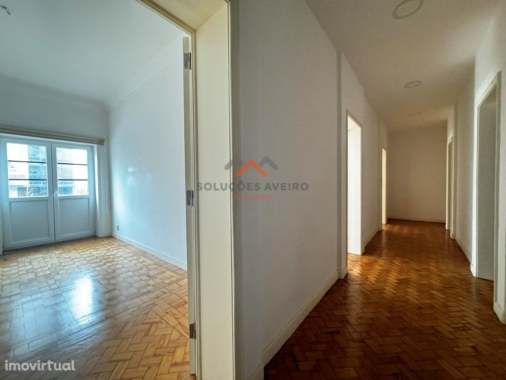 Apartamento T9 na Av. Lourenço Peixin...