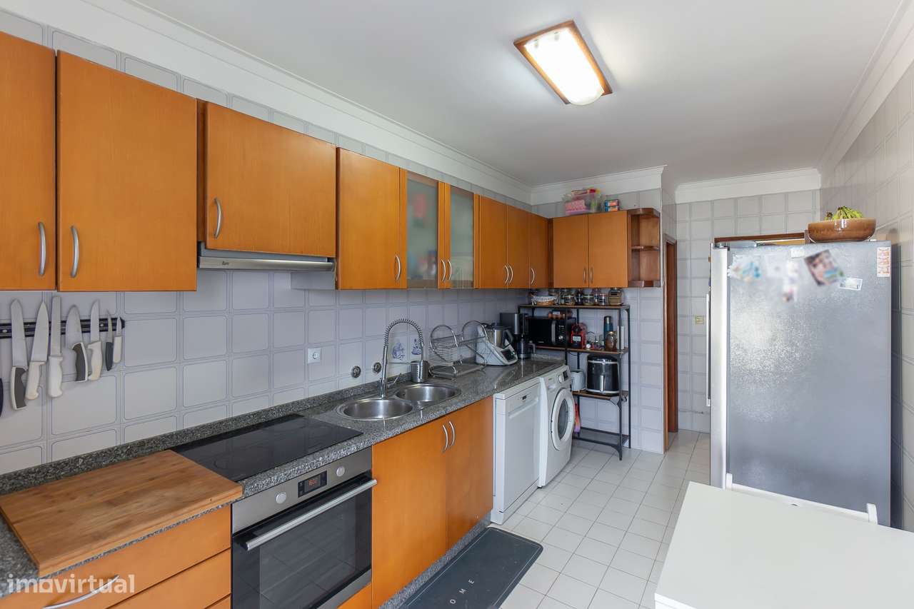 T3 com Varanda + Garagem | A 600m do Metro da Venda Nova-7