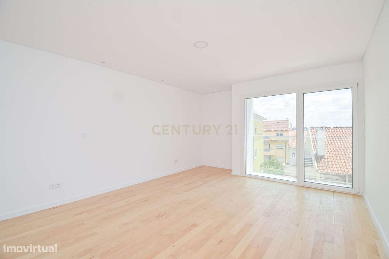 Moradia T4 de Arquitetura Moderna e Sustentável em Famões - Casal do R-17