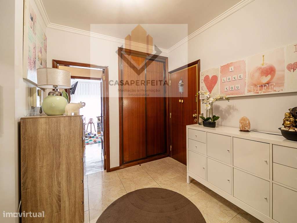 Deslumbrante T2 de 2 Frentes com Varandas e Box - Canelas-16