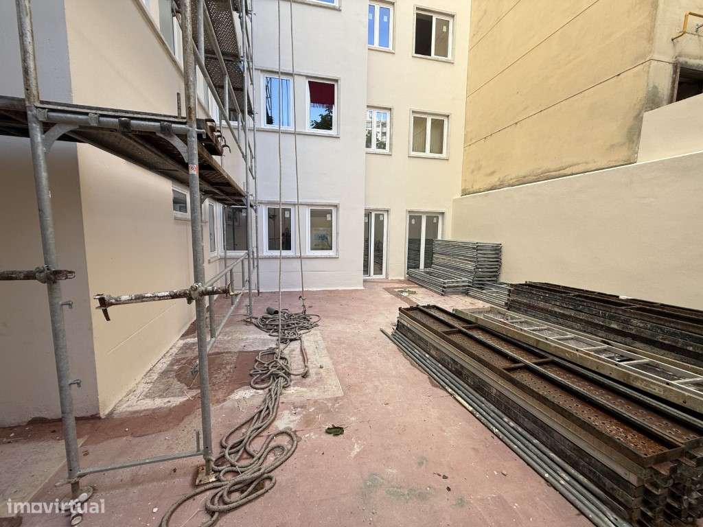 Apartamento para recuperar junto ás Amoreiras-16