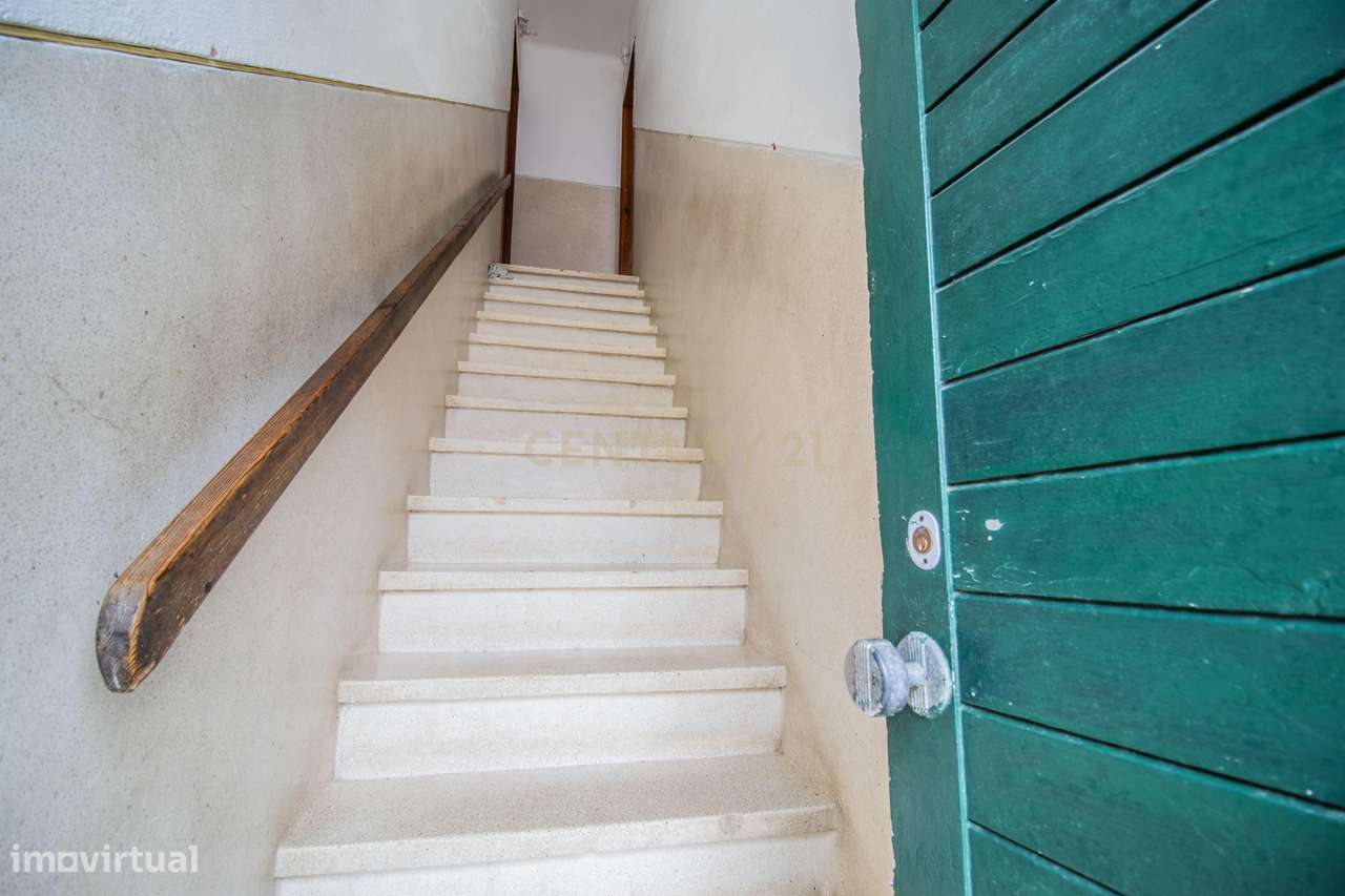 Apartamento T2 com enorme potencial | Varanda + Sótão aproveitável | E - Grande imagem: 4/19