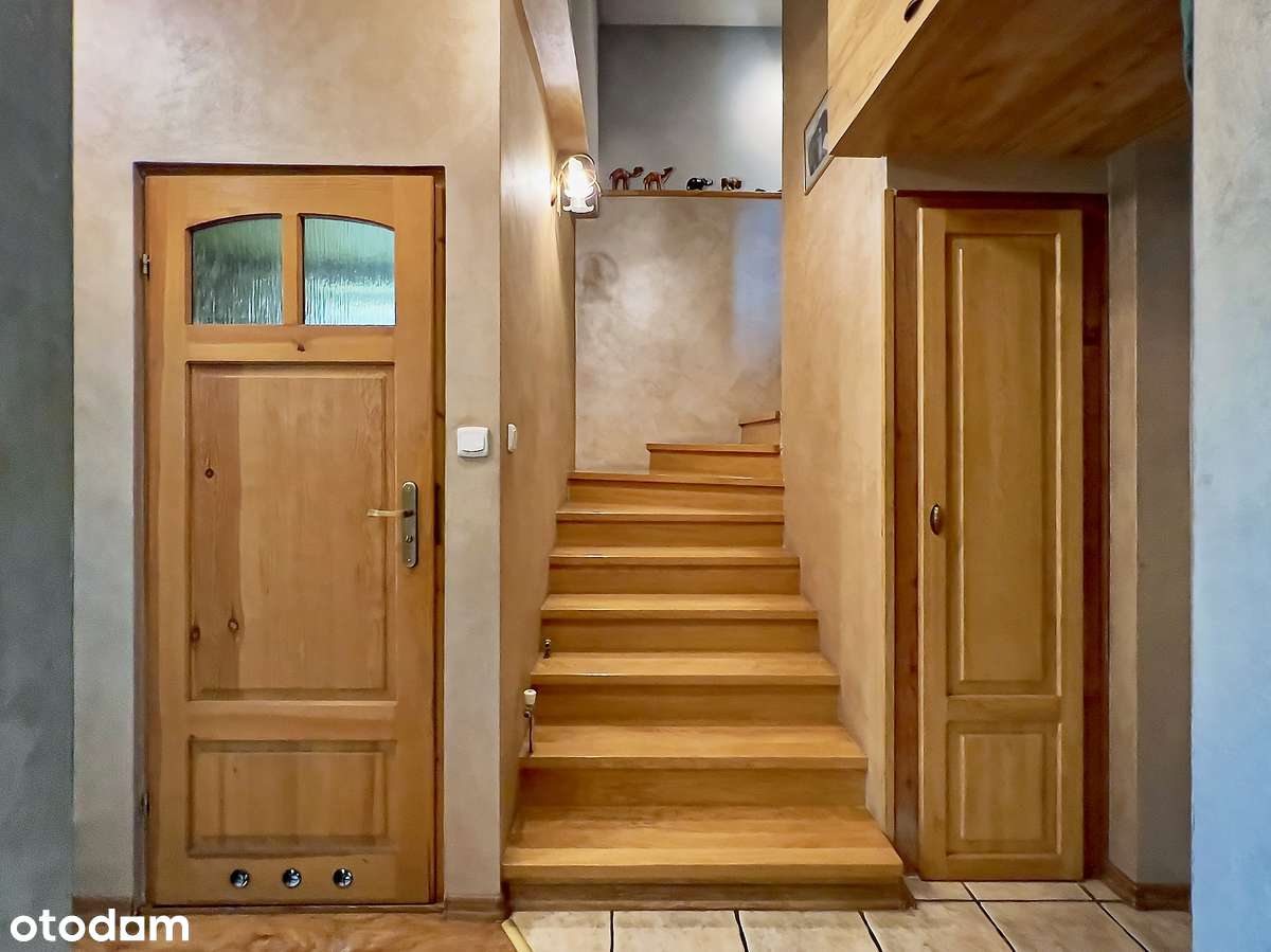 Przestronny dom z 7 pokojami i garażem W Chełmie.-9