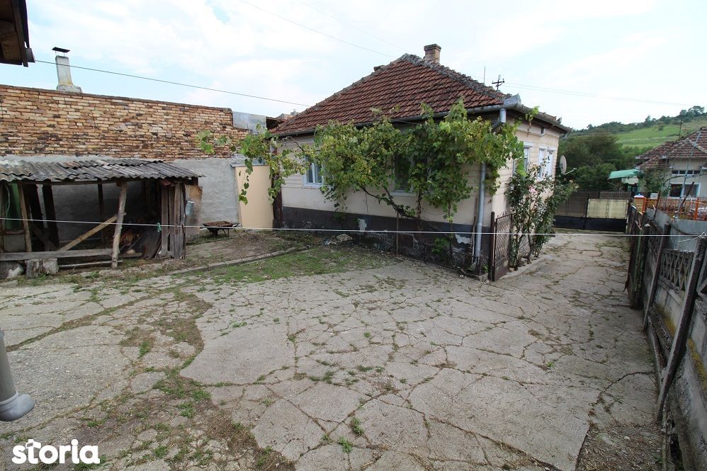 Vând casă D+P în Nădăștia, la 8 km de Hunedoara, teren 1262mp
