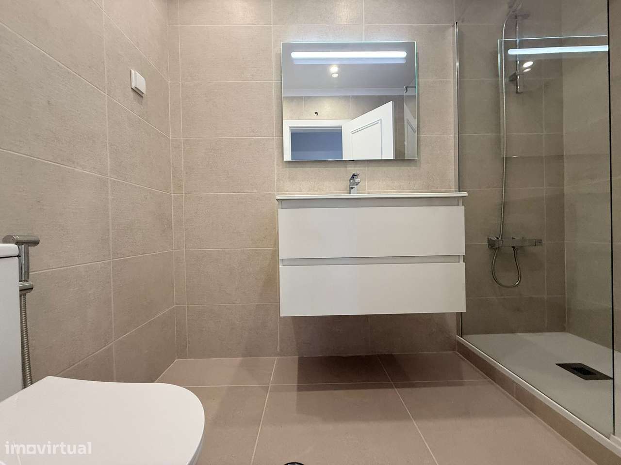 Apartamento T3 com 2 casas de banho em Almada-12