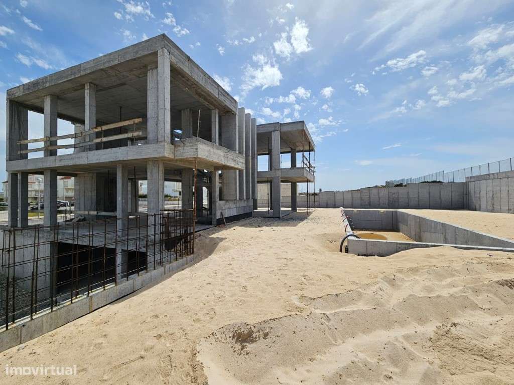 Moradia isolada com piscina apenas a 400 m da praia-19