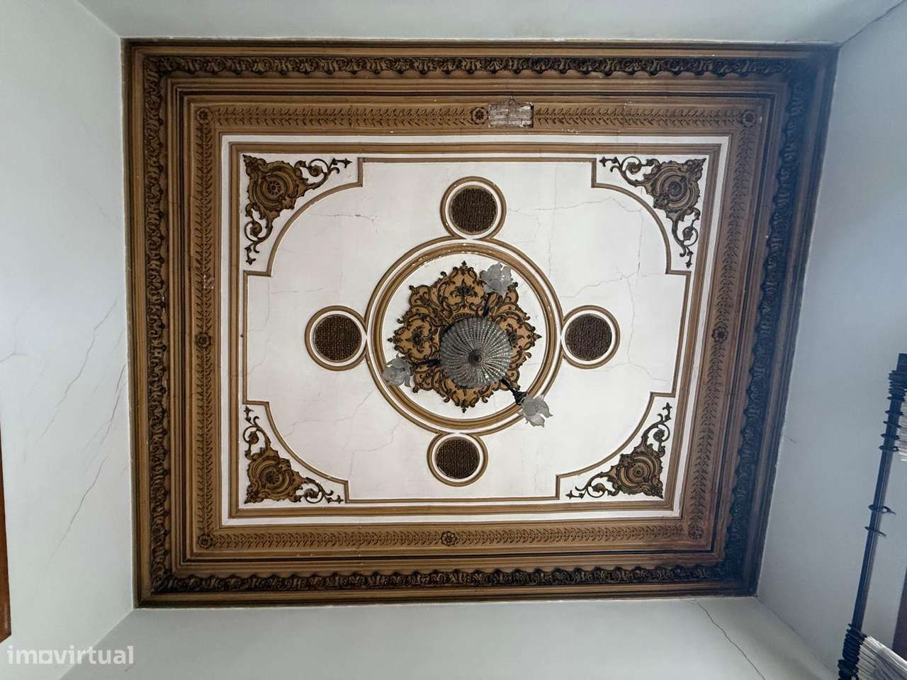 Moradia de Traça Apalaçada com Lojas  no Centro Histórico de Ovar - Grande imagem: 4/57