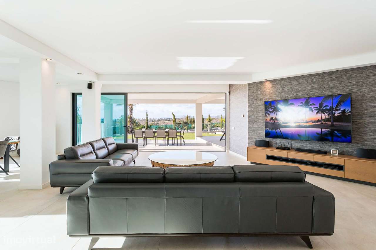 Quinta Moderna de Luxo com 4+1 Suítes, Anexo Independente e Jardim-10