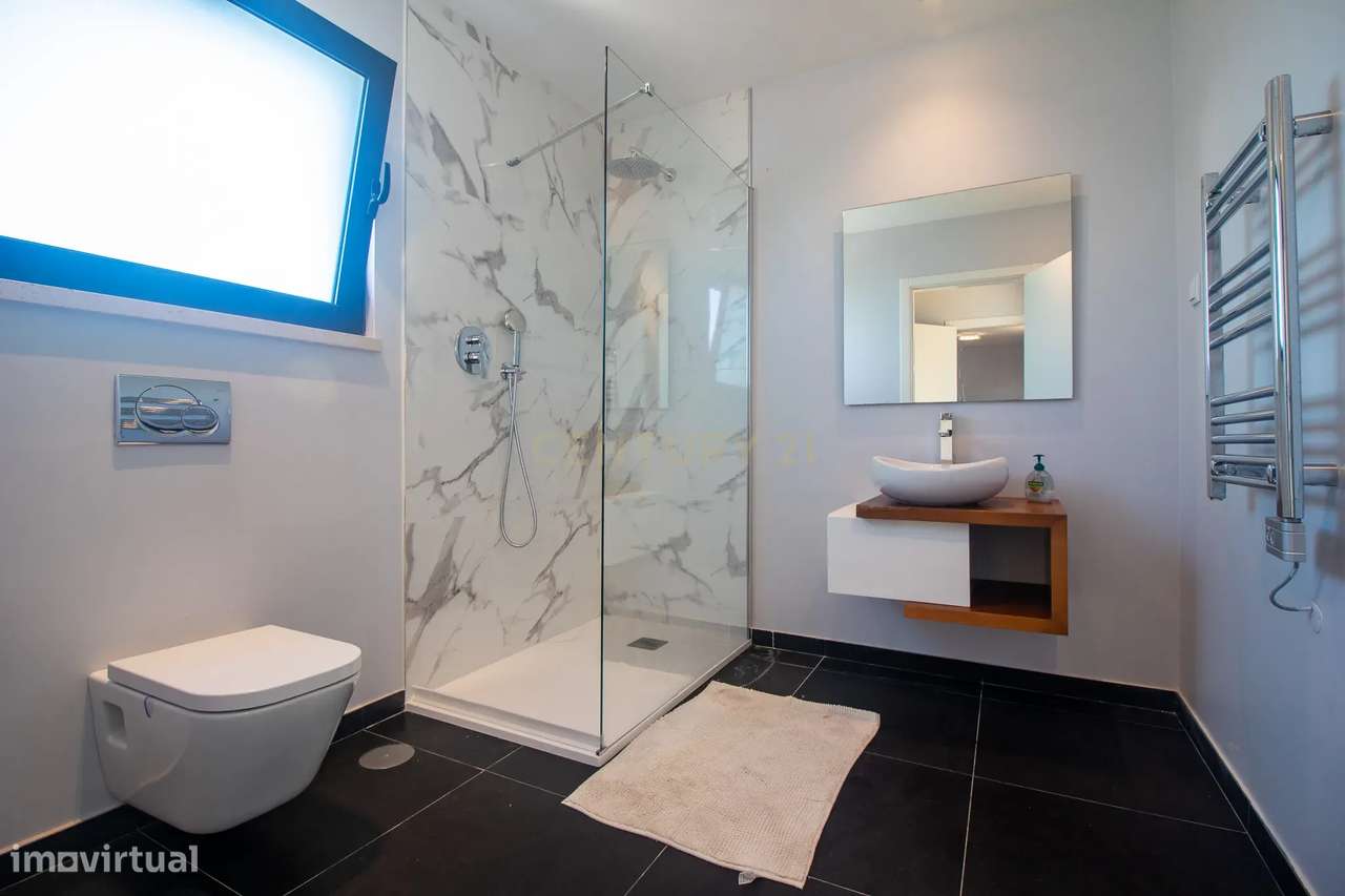 Viva o Luxo à Beira-Mar: Moradia Espetacular T5 com Piscina na Deslumb-57