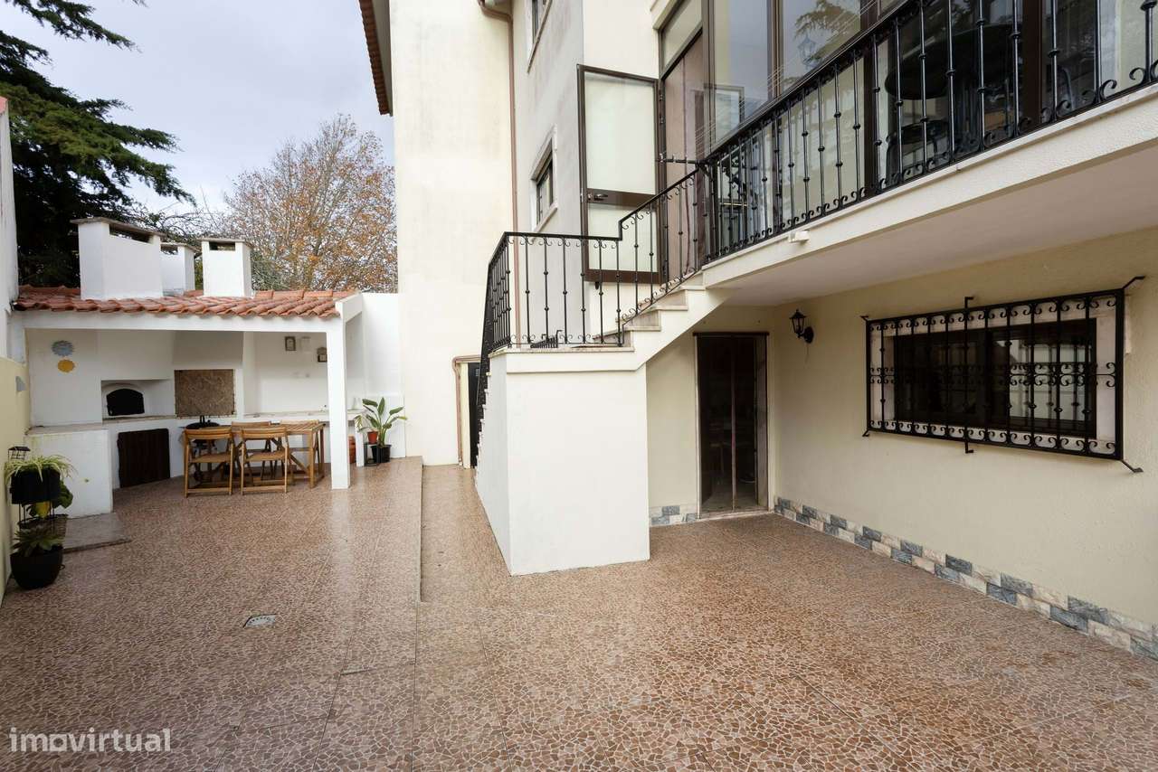 Moradia remodelada com jardim, garagem e vista desafogada, Algueirão,-6