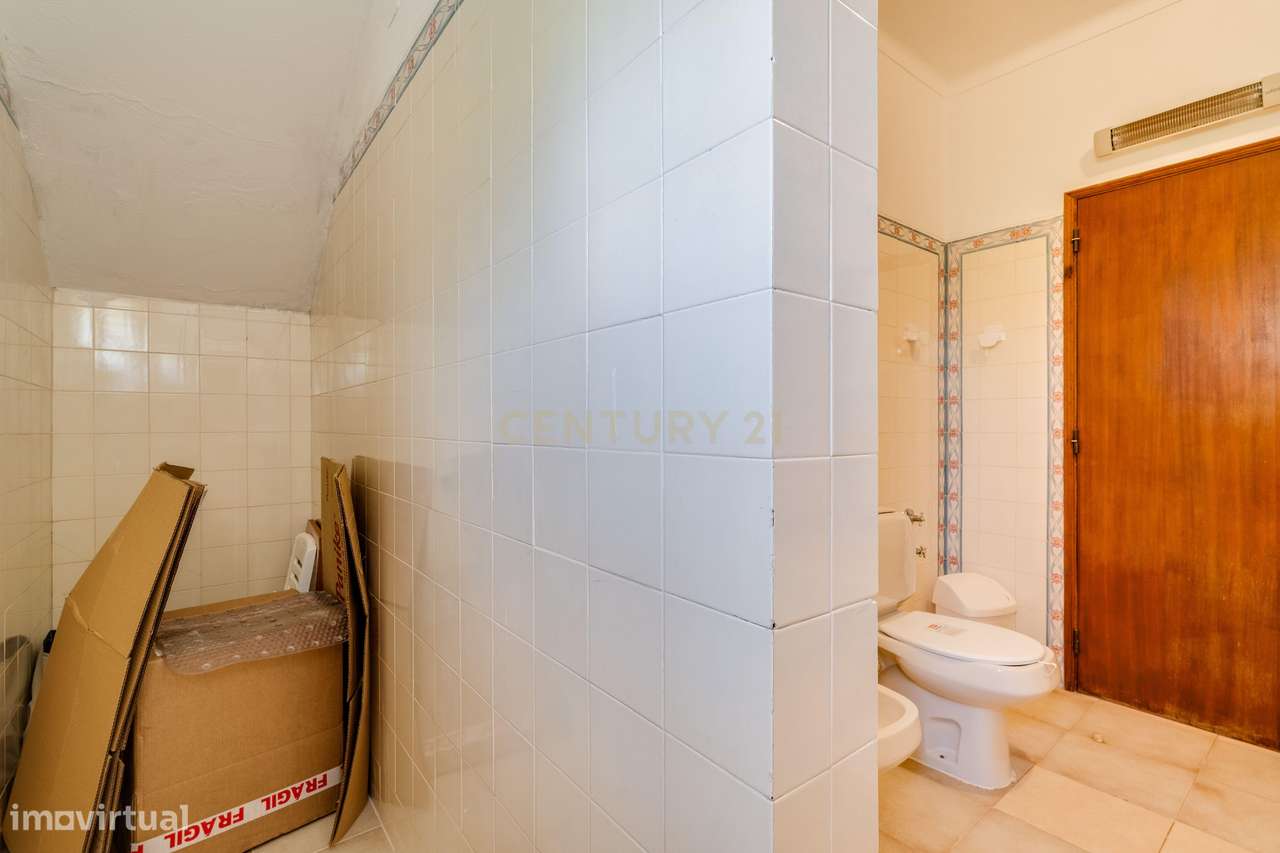 Moradia Bifamiliar T3 + T1 com Piscina  junto aos Campos de Golfe de A-22