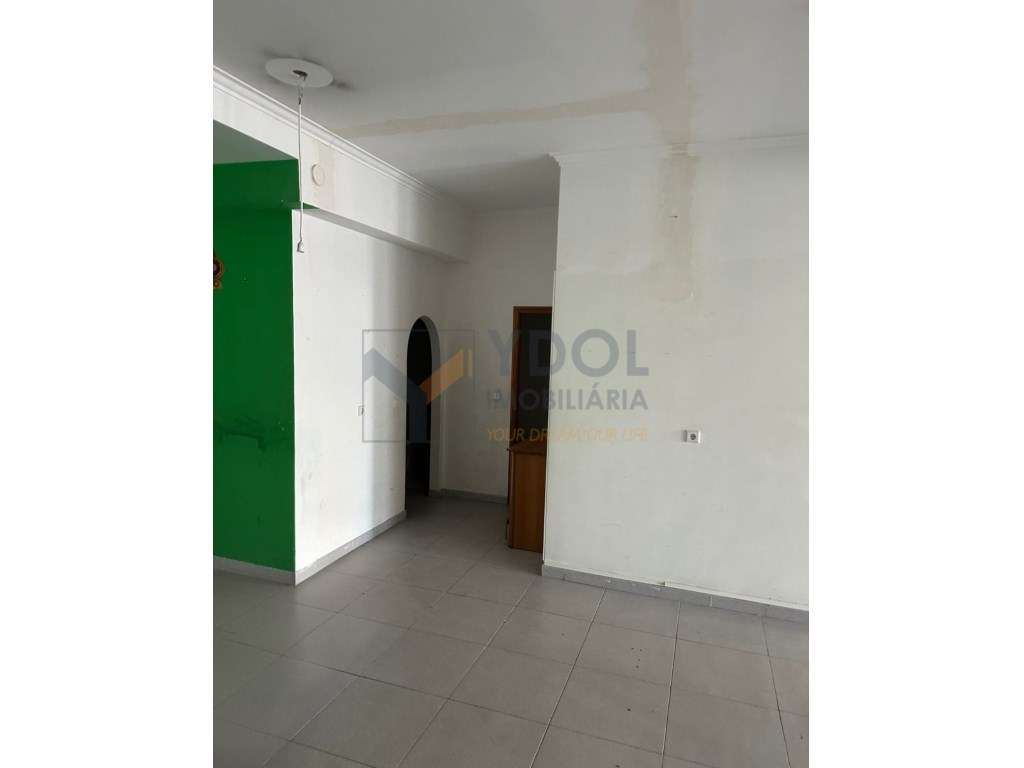 Loja com Espaço Versátil · Pronta a Usar · Ideal para Serviços ou C...-4