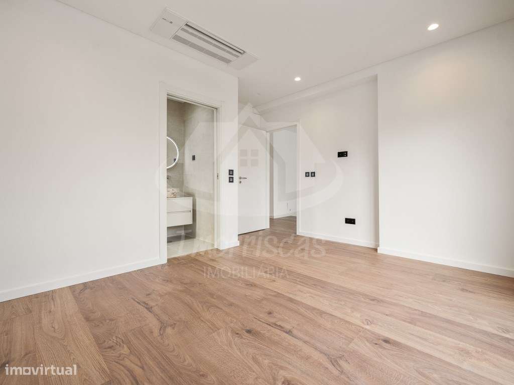 Moradia T4 com piscina e vista panorâmica em São João da Talha-21