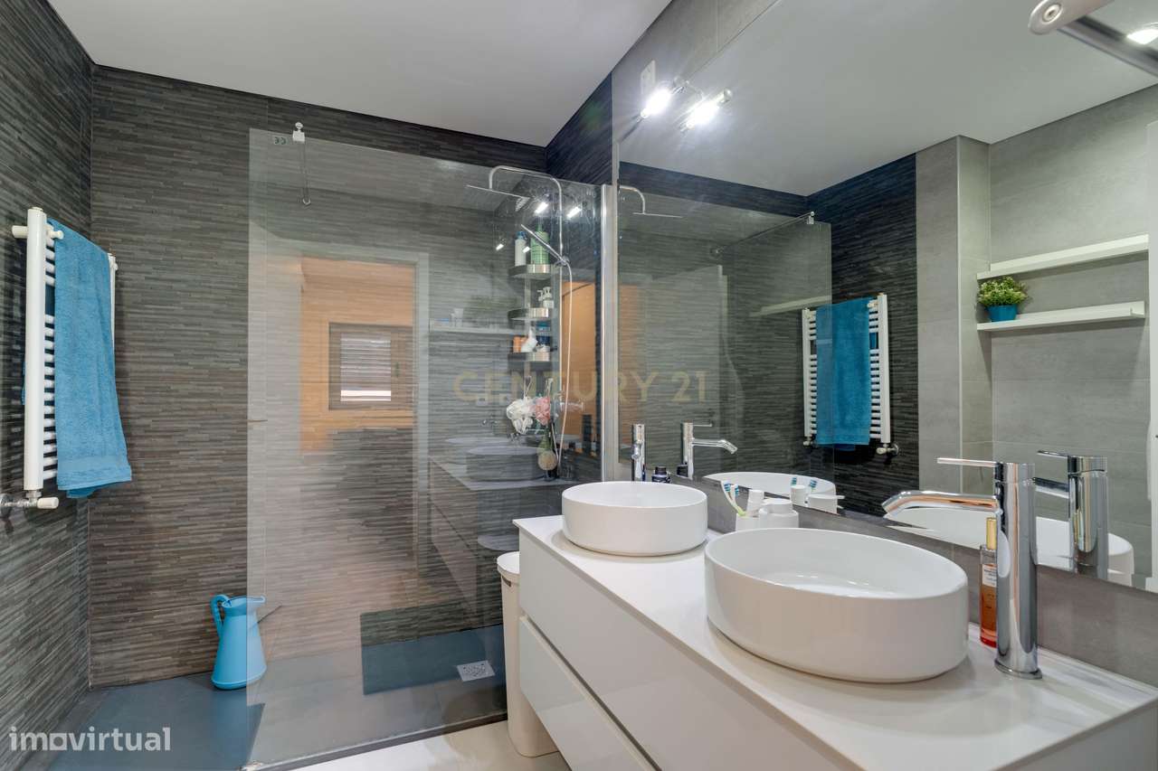 Moradia T3+1 em banda a 5 min do Centro da Cidade de Espinho-21