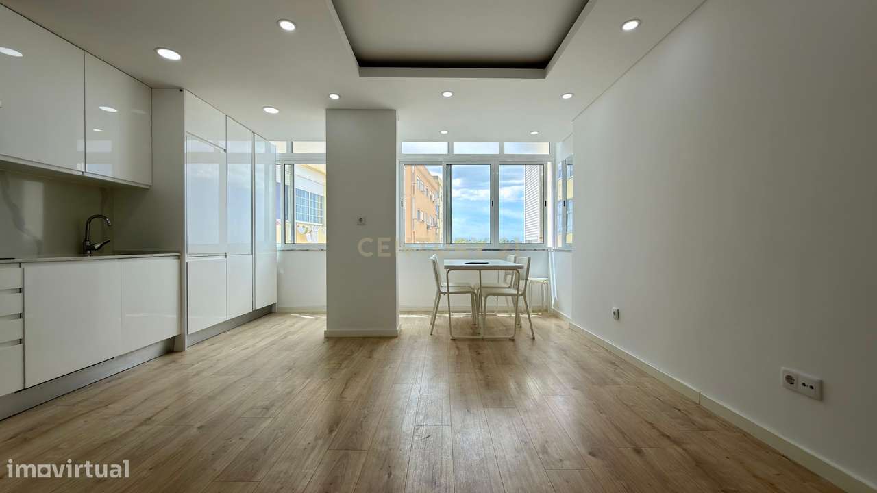 Apartamento T2 Totalmente Remodelado Torre Da Marinha Seixal