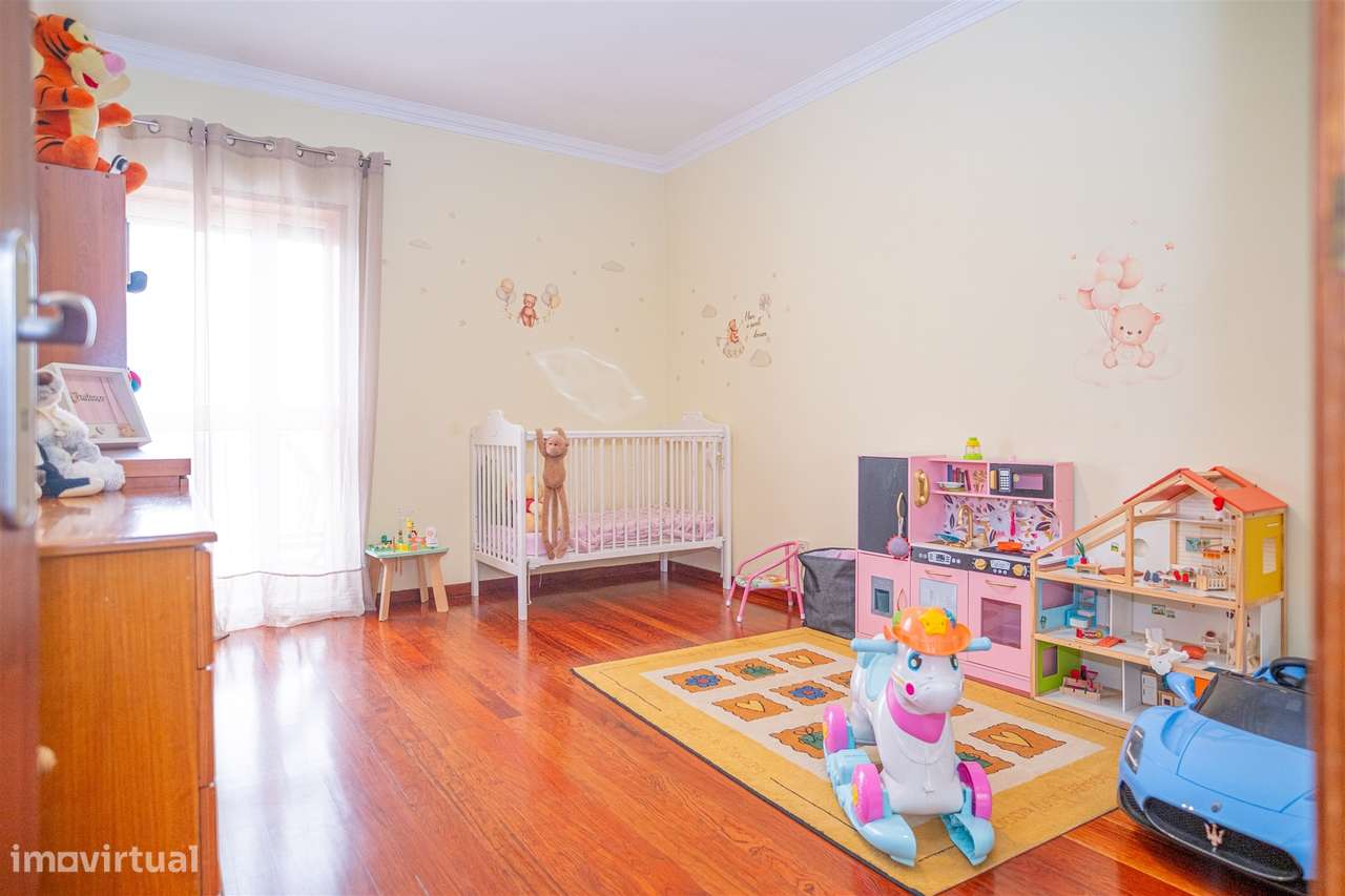 Apartamento T4 em Barcelos – Espaço, Conforto e Excelente Varanda!-18