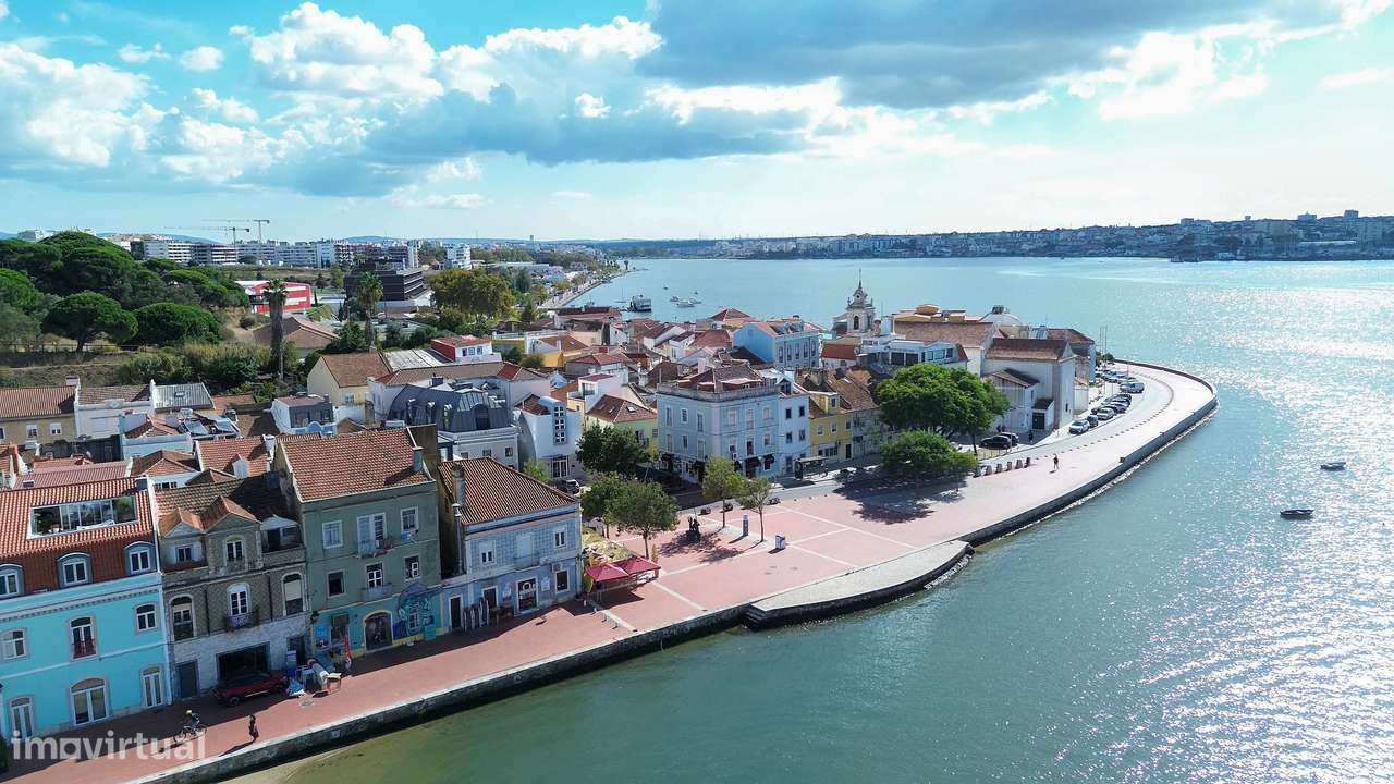 Prédio para recuperação na Zona histórica do Seixal, junto à zona ribe-15