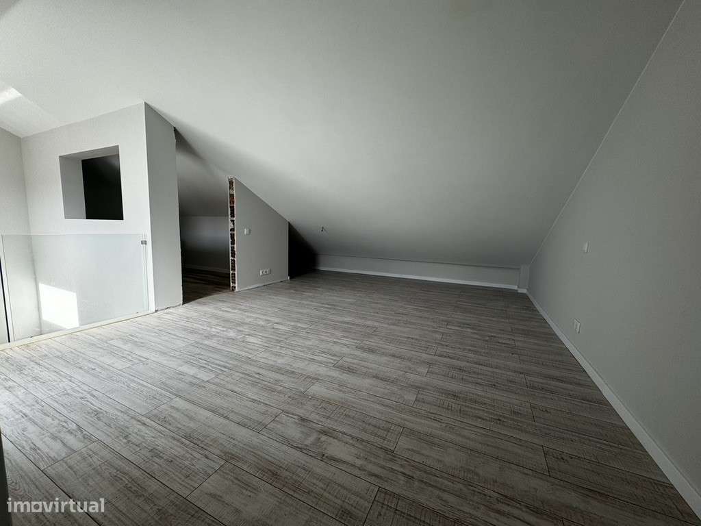 Moradia com 3 Suites, Garagem, Logradouro, Churrasqueira e Piscina-42