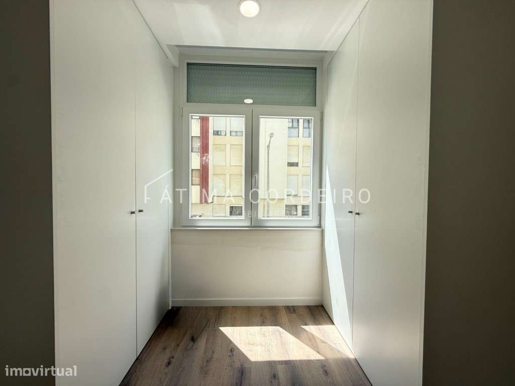 Fantástico T2 com 95m2 Remodelado com arrecadação no centro da Cost...-16