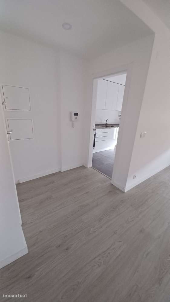 Apartamento T1 com varanda, garagem e elevador - Grande imagem: 2/6