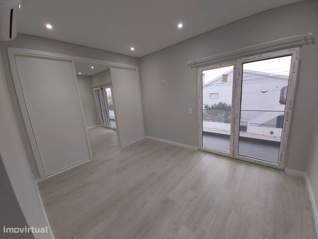 Moradia isolada T3+2, com garagem, jardim e piscina.-8