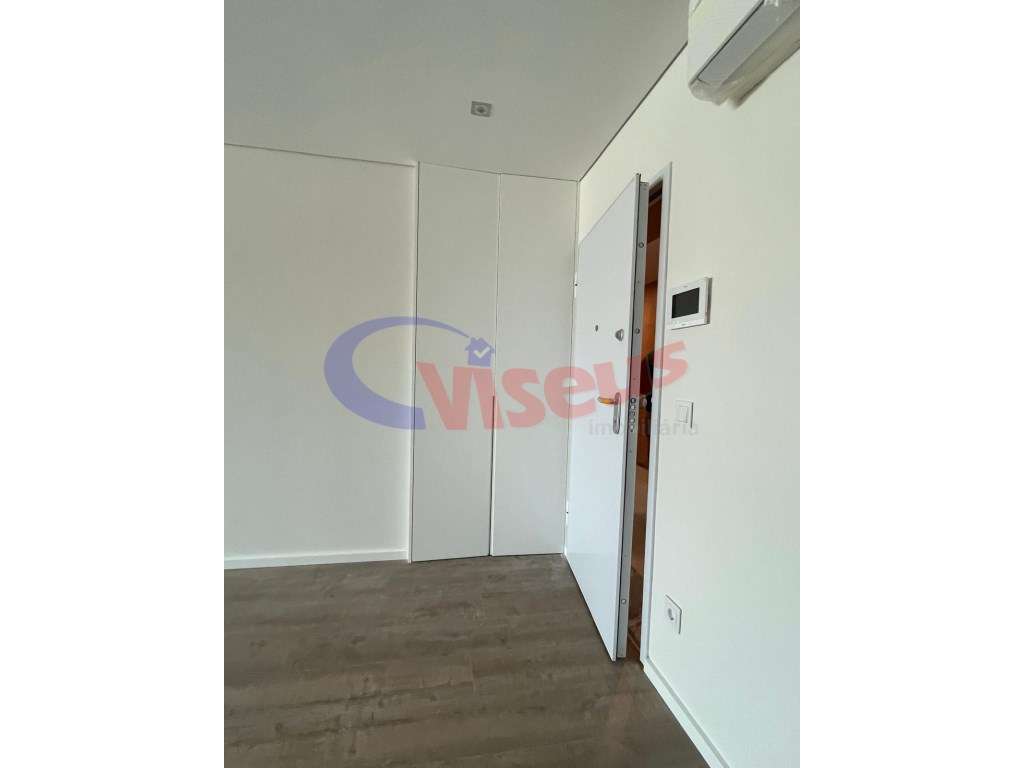 Apartamento T3 Penthouse Novo com Terraço e Varanda Coimbrões-10