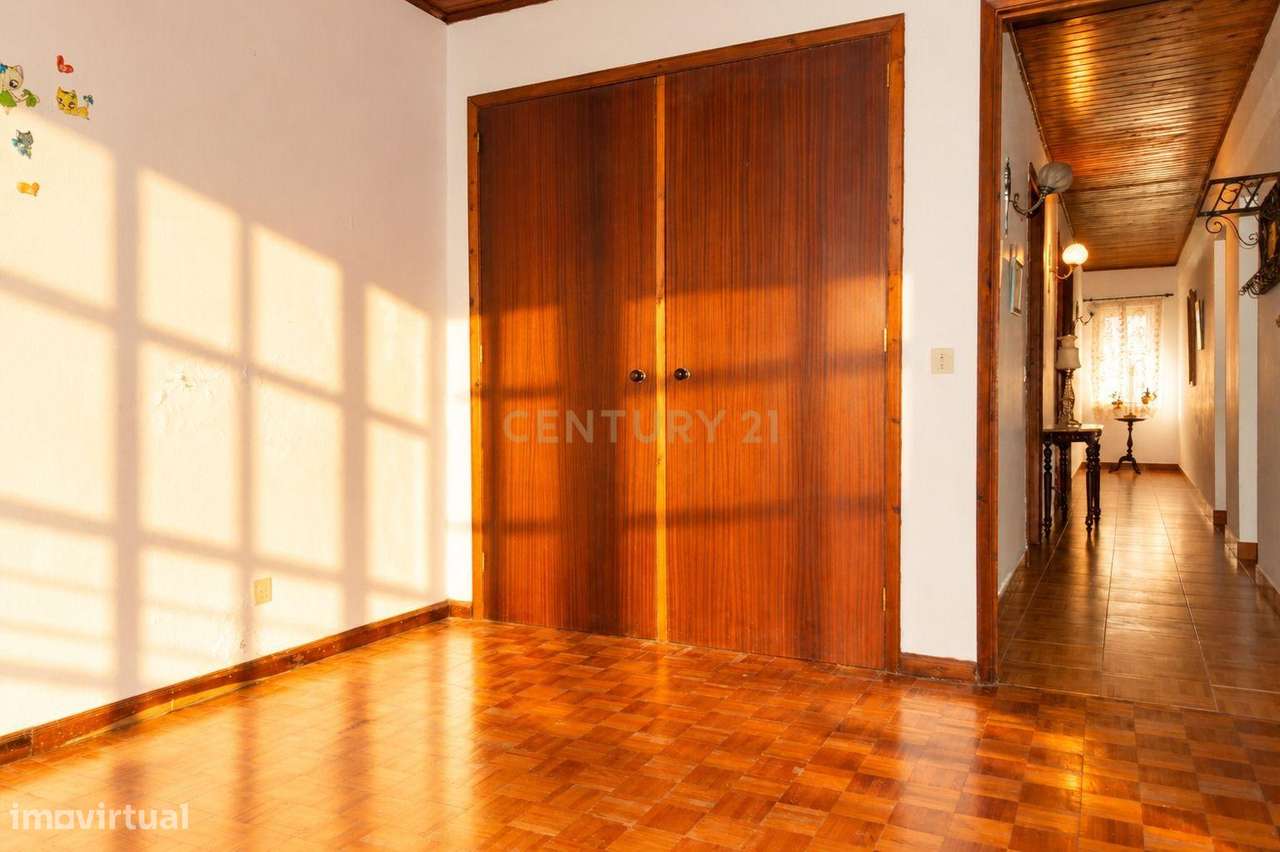Moradia T5 com Garagem a 900 m da Praia do Pópulo-10