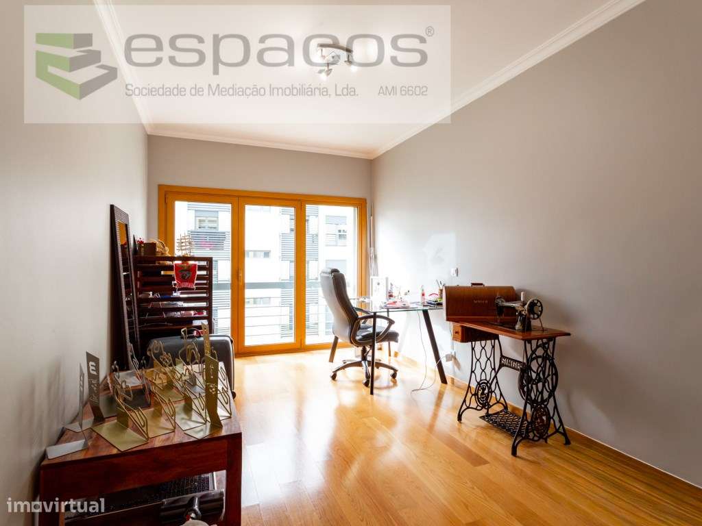 T3 Espaçoso na Parreirinha com Parqueamento e Vista Rio-13