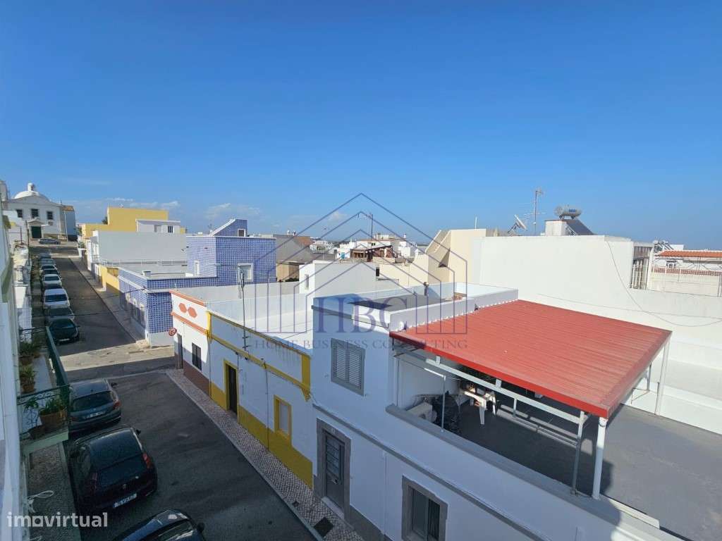 Moradia T3 de três andares no centro da Fuseta-21
