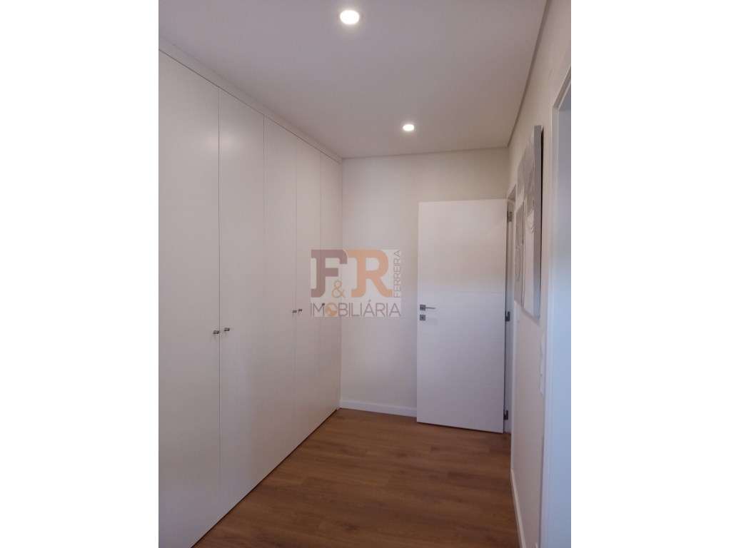Excelente !!Apartamento T2 Semi- Novo com Varanda e Garagem-20