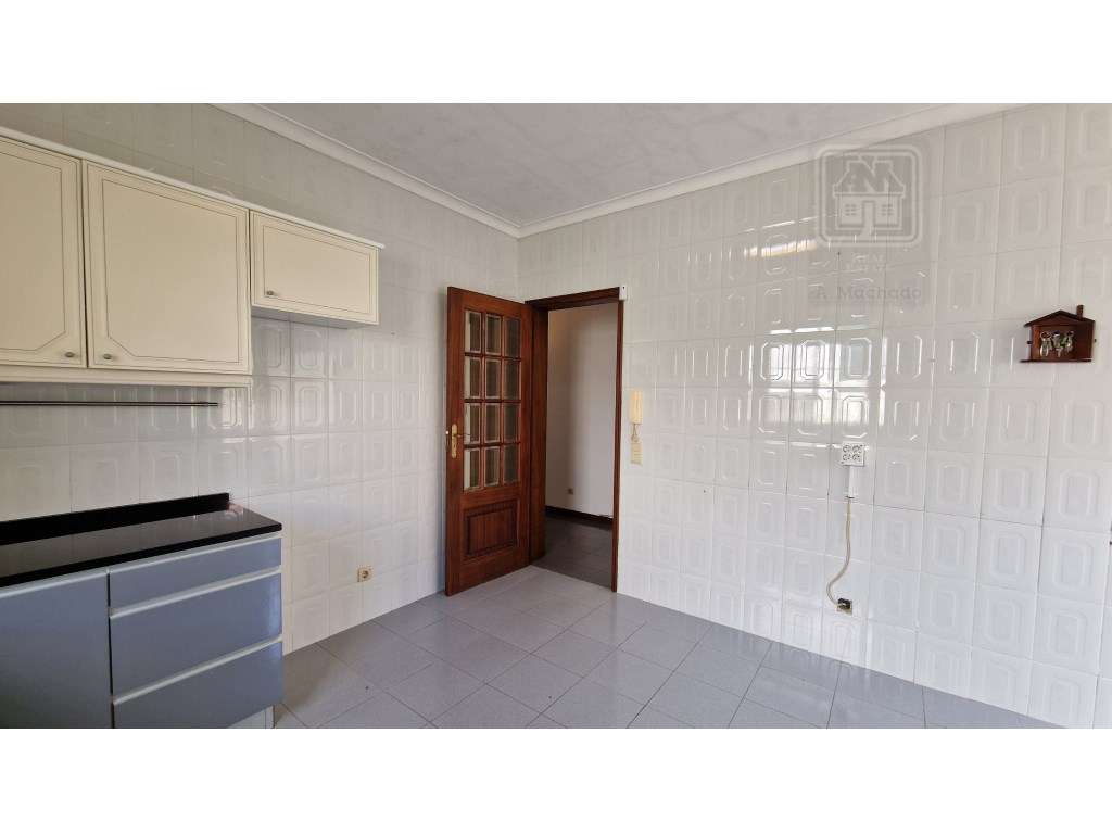 VENDA de MORADIA - VIVENDA T4+1 com Jardim e Garagem - Relva, Ponta...-29