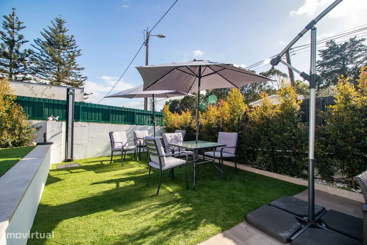 Vivendo o Sonho: Luxuosa Moradia T5 em Albarraque com Espaço de Lazer-5