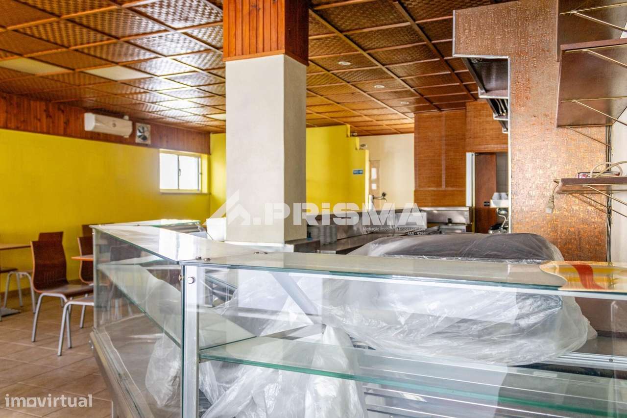 Espaço comercial com cave convertida em Apartamento para venda em Cast - Grande imagem: 3/21