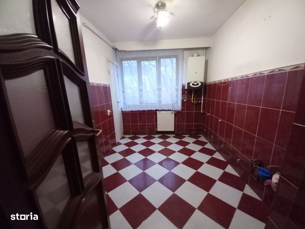 Zona Transilvaniei, apartament 4 camere, etajul 2, pe mijloc!
