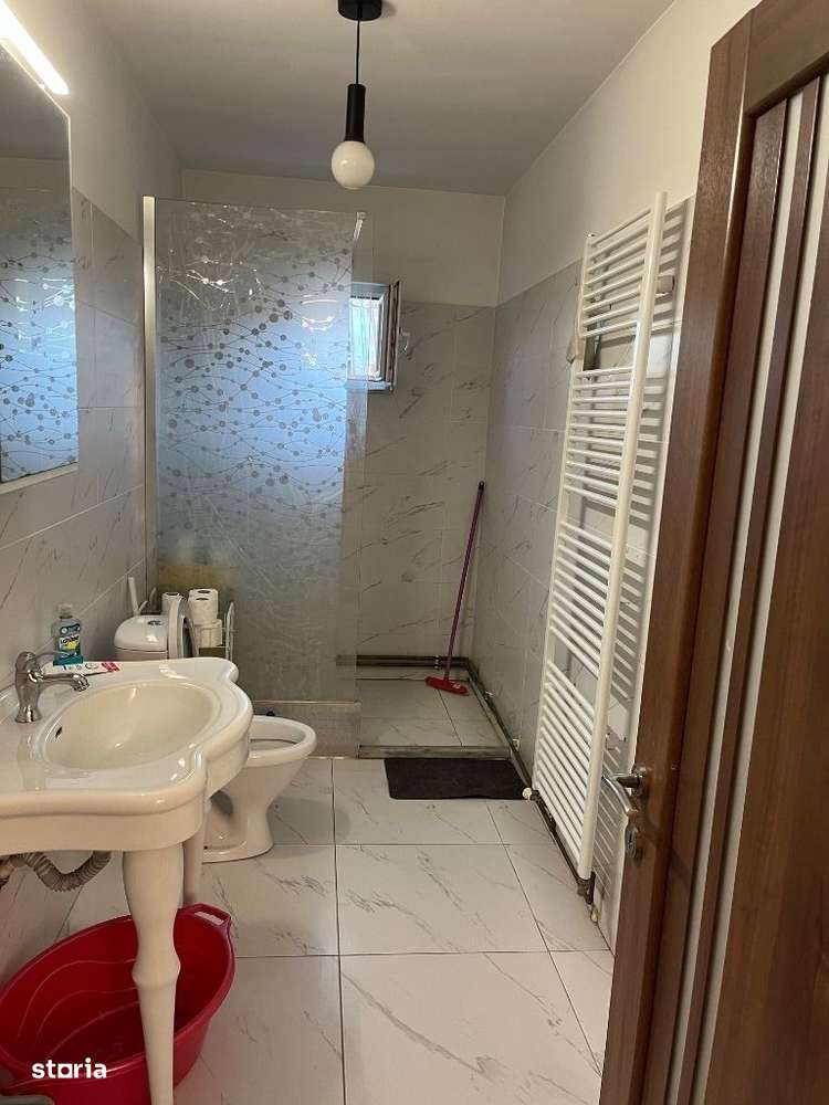 Casa spatioasa de vanzare , intr o zona linistita - Imagine principală: 4/11