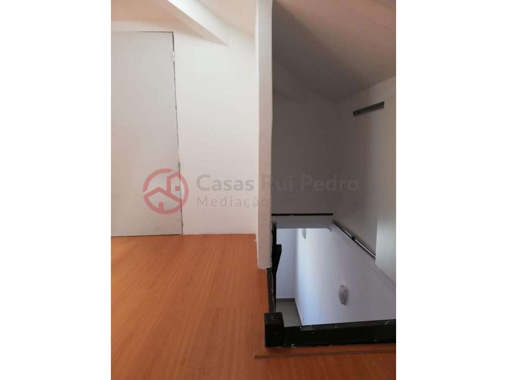 Apartamento T2 dúplex com vista rio, no Beato em Lisboa-26