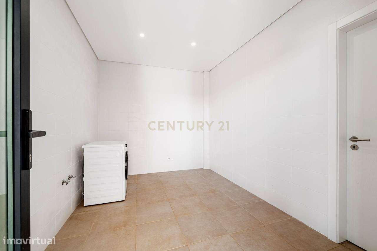 Moradia T4 em Fernão Ferro, Seixal, com Piscina e enorme Jardim-21