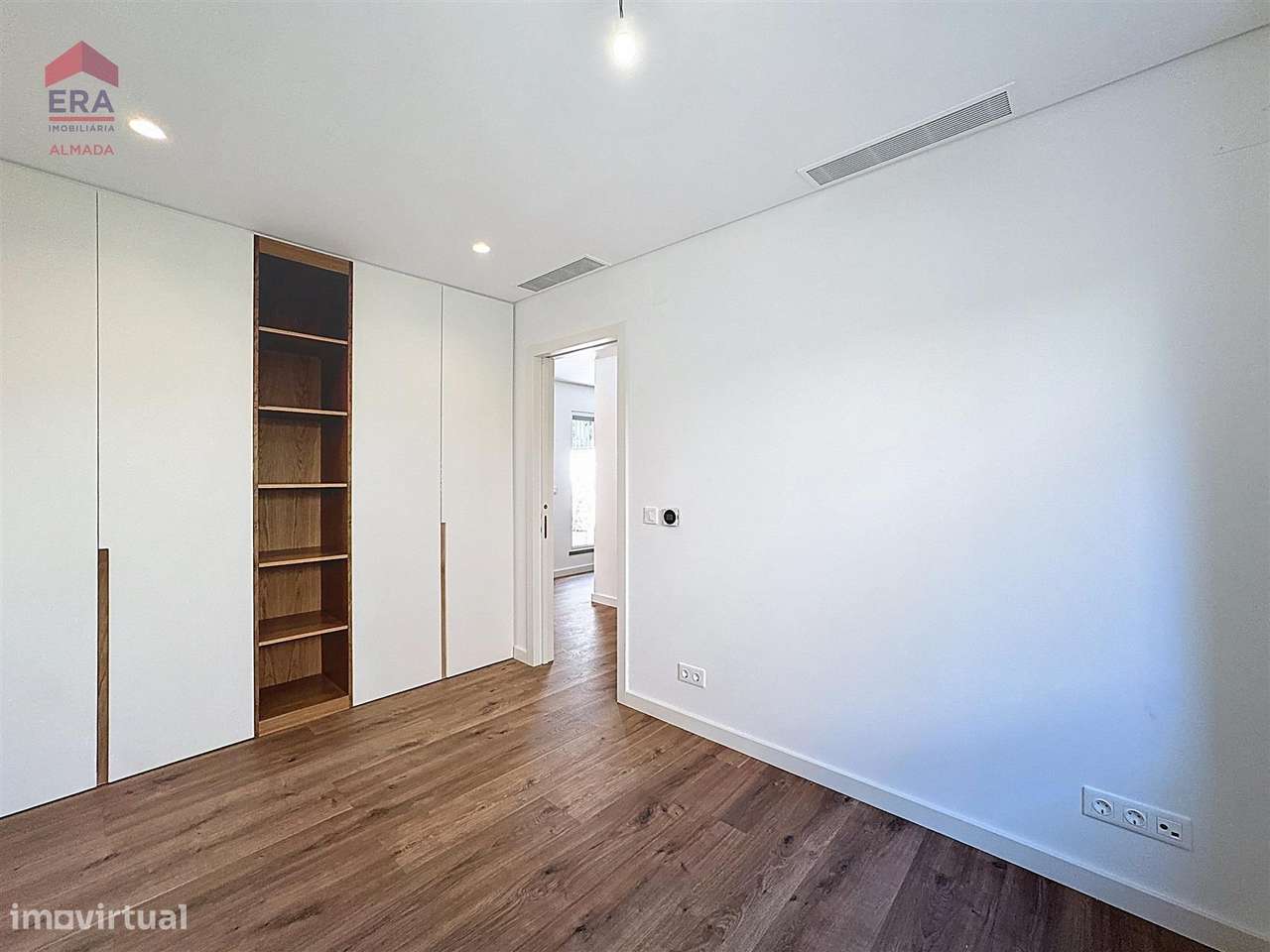 Nova Moradia em Almada , 5 suites, garagem e jardim-34