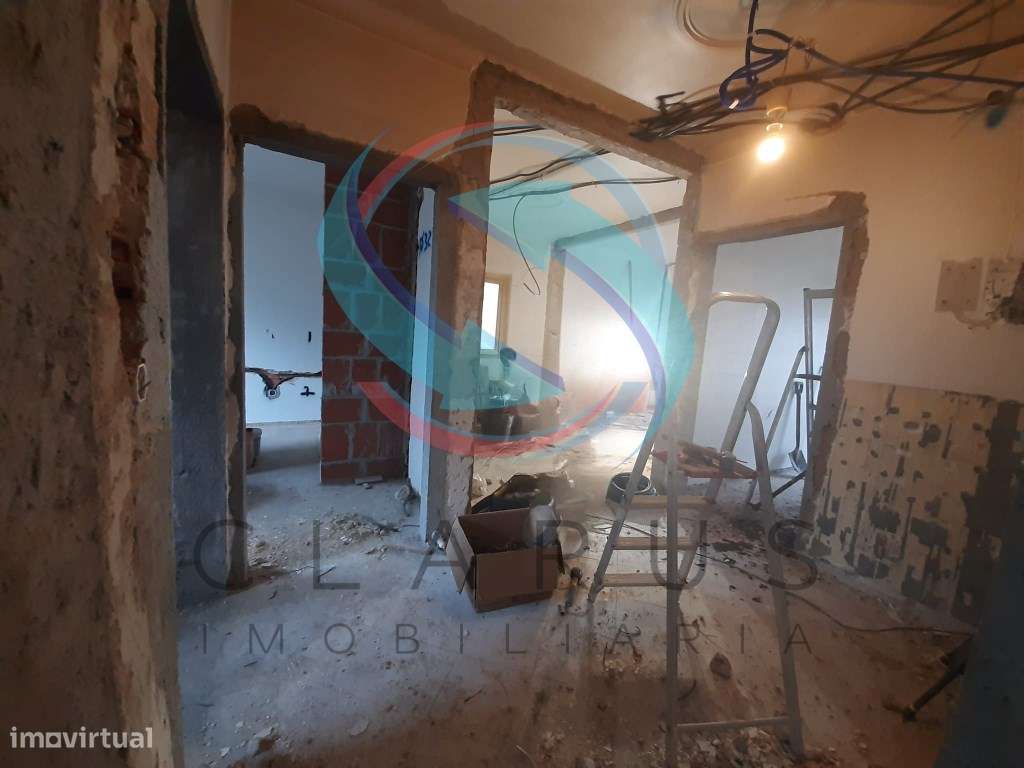 APARTAMENTO T2 EM REMODELAÇÃO TOTAL - TORRE DA MARINHA-3