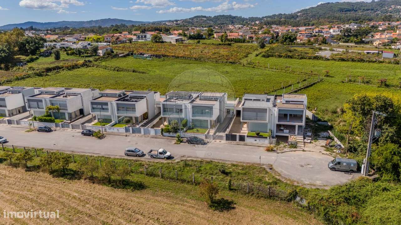 Moradia T3 de Sonho com Piscina Aquecida – Vila Verde-19