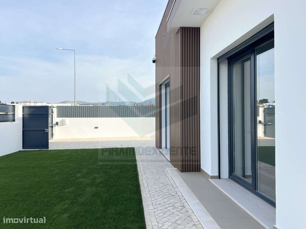 Moradia Isolada, Nova, 3 Suítes, Piscina, Garagem, AZEITÃO!-22