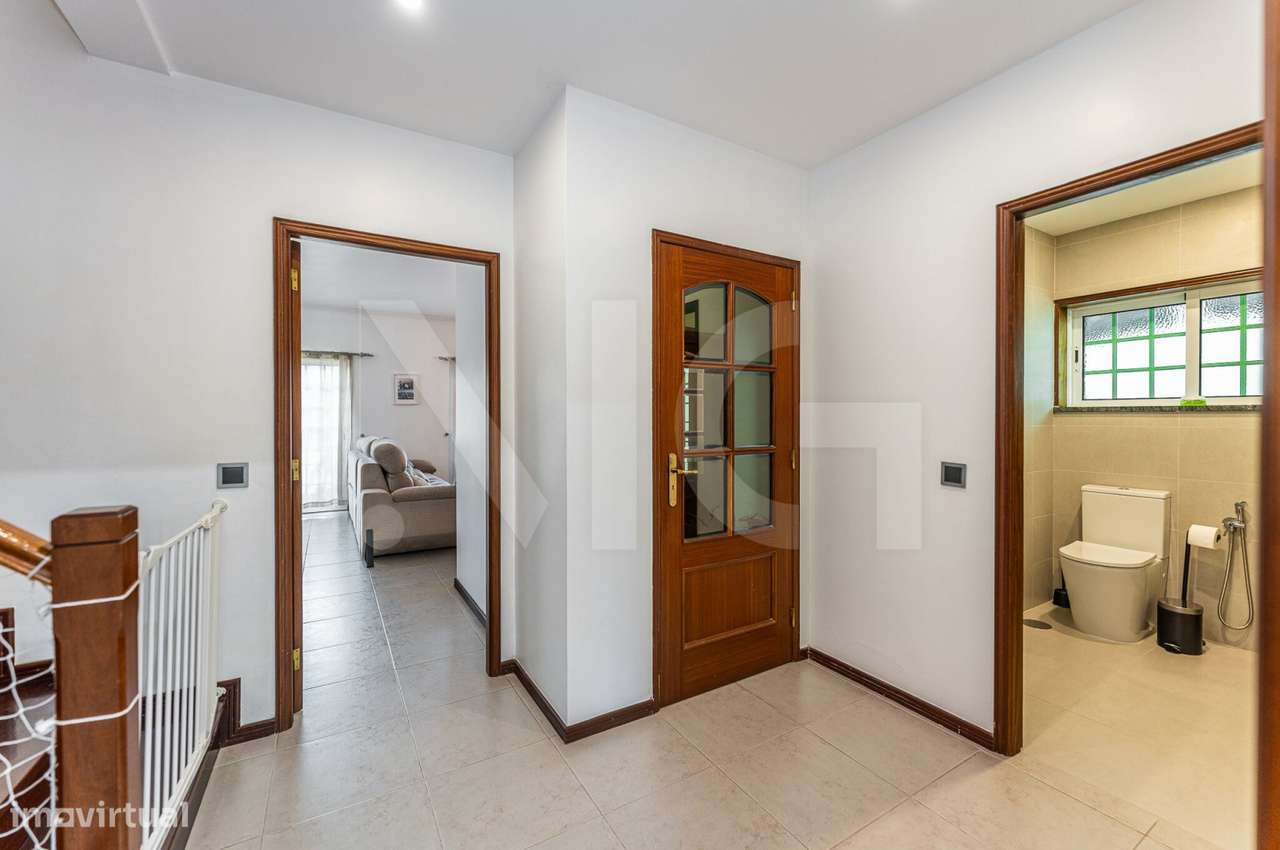 Moradia T4 com pátio, jardim e garagem em Covelas - Trofa-12