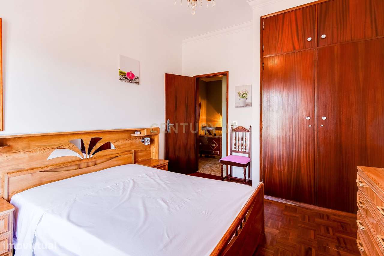 Moradia T4 com Potencial para 2 Frações  Terreno de 8.480 m²  Torres N-36