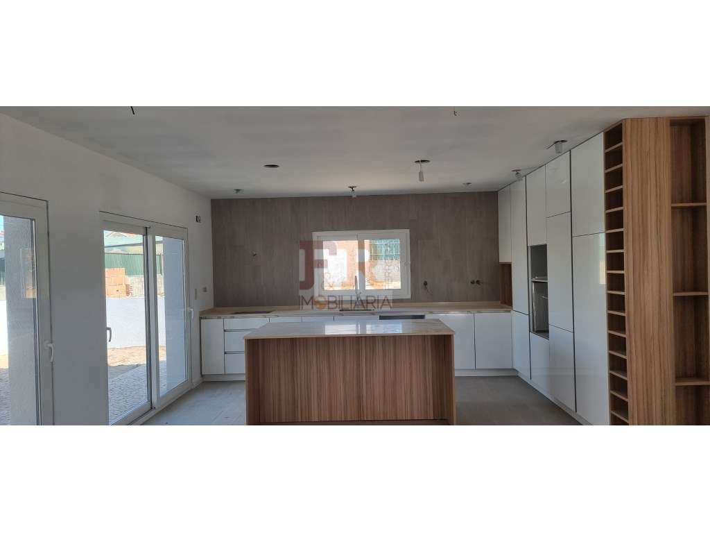 Moradia T4 com Garagem. Fernão Ferro - Grande imagem: 2/27